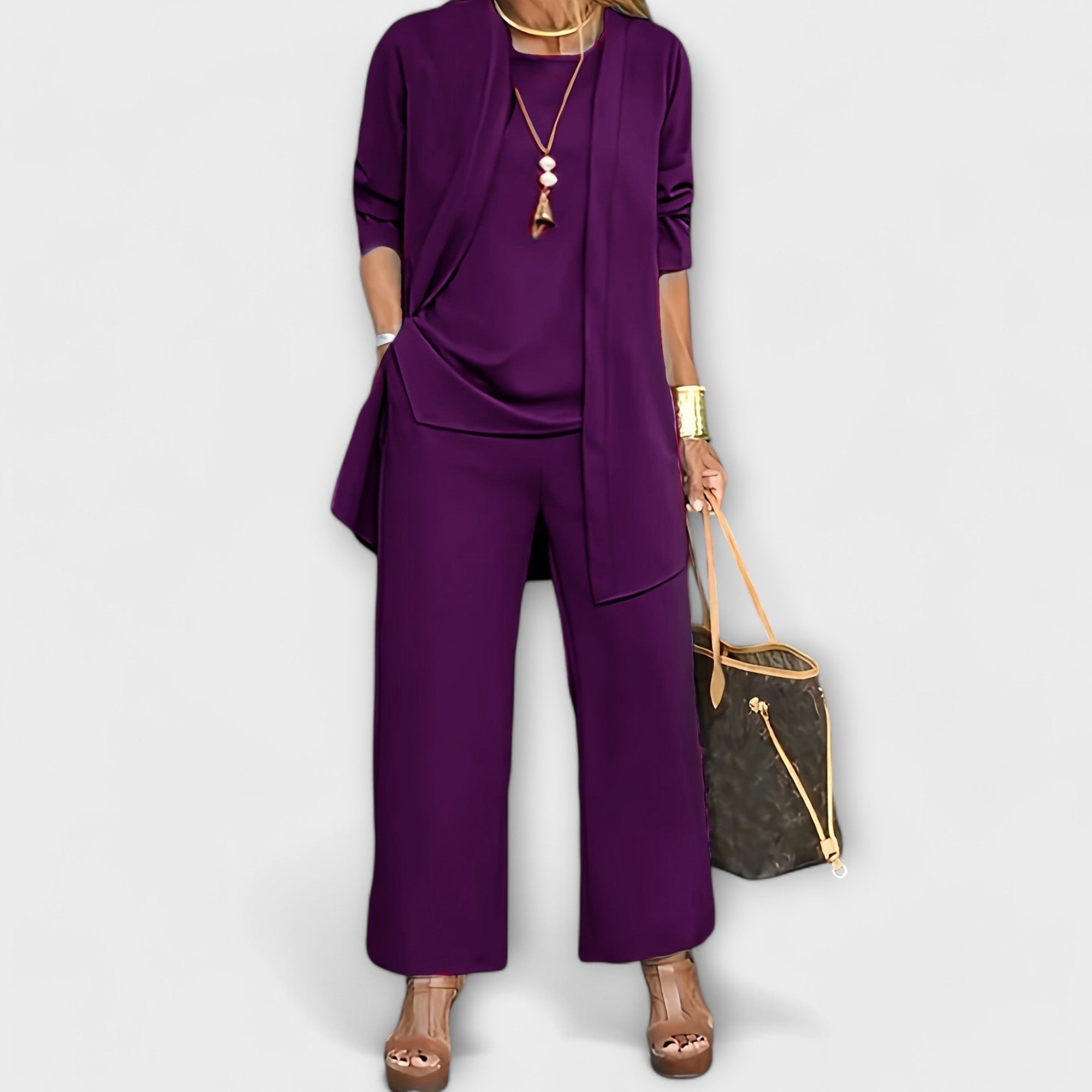 Lora - Brīvs trīsdaļīgs komplekts