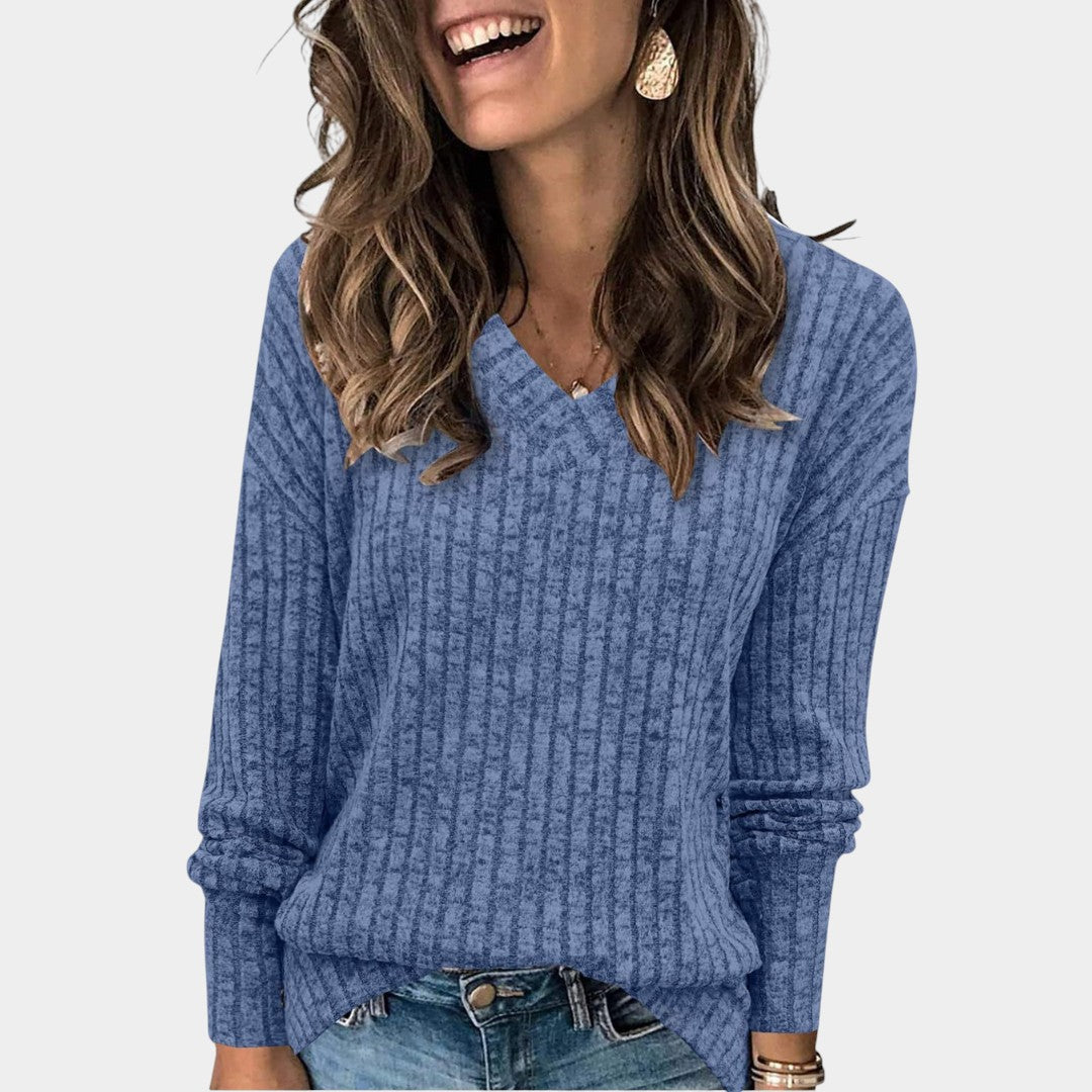 Ida – Klasiska ribu adīta blūze ar V-veida kakla izgriezumu