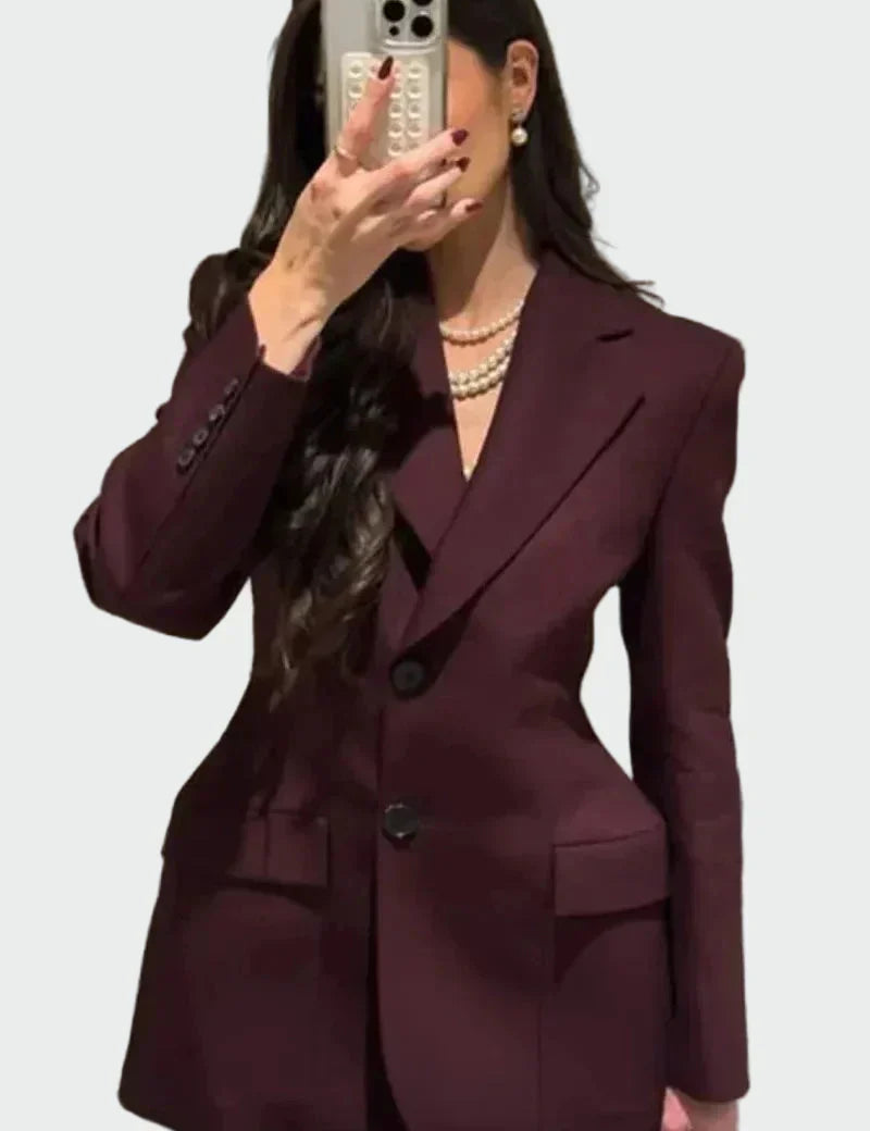 Nikol - Blazeris ar Iespaidīgu Griezumu un Pogām