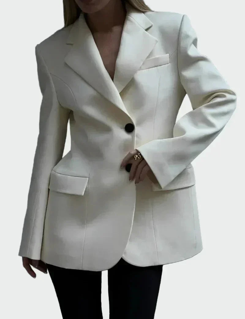 Nikol - Blazeris ar Iespaidīgu Griezumu un Pogām