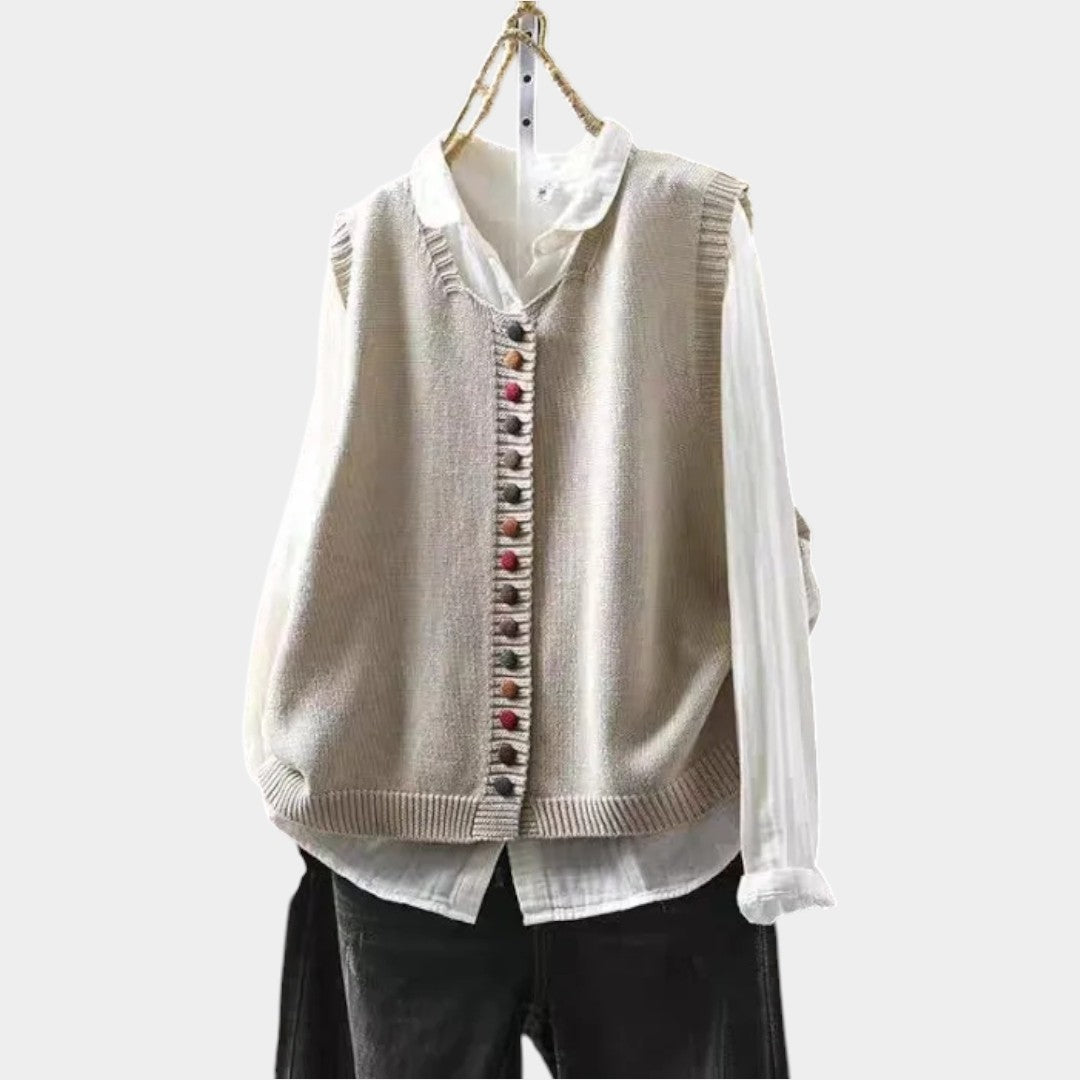 Ilze – Adīta veste ar pogām