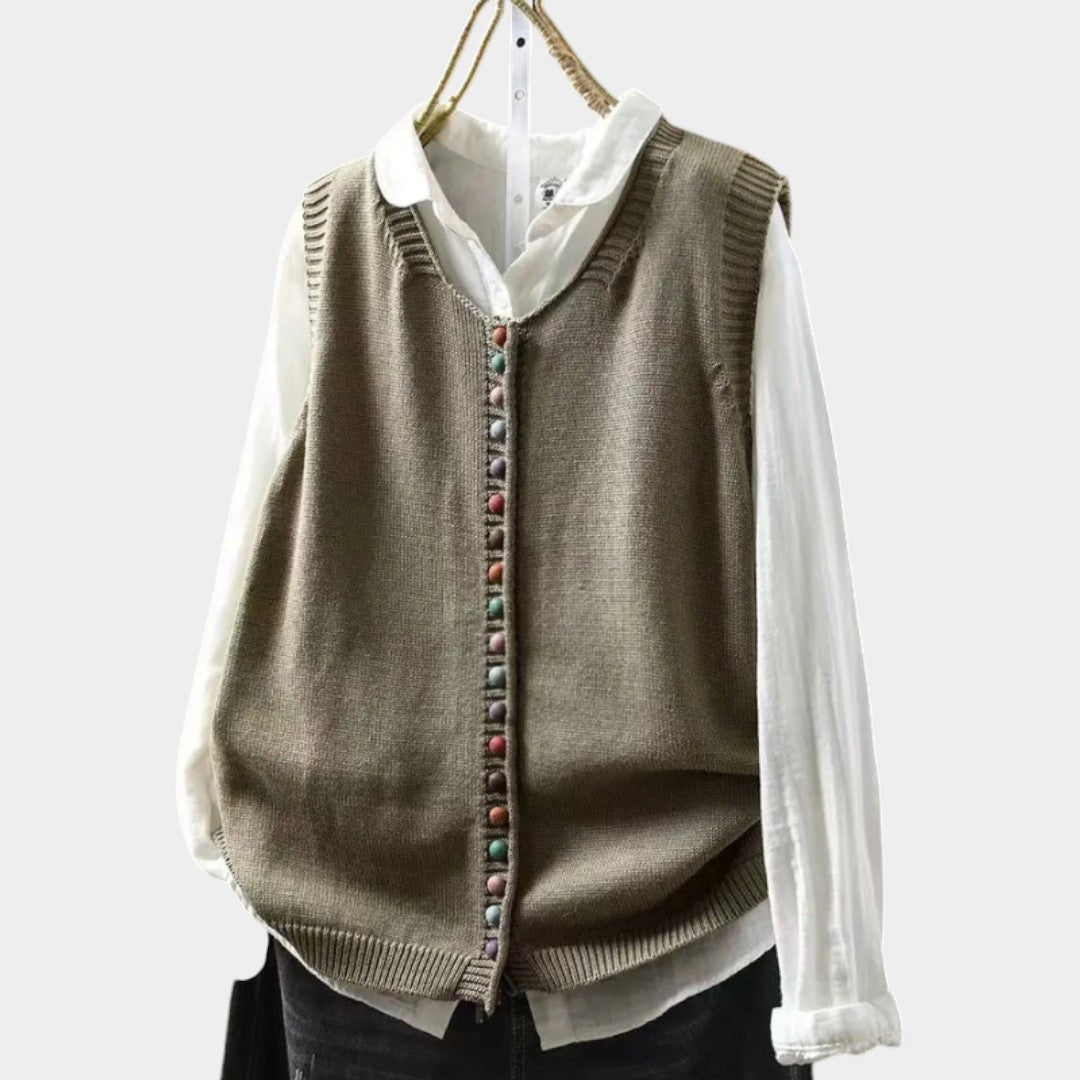 Ilze – Adīta veste ar pogām